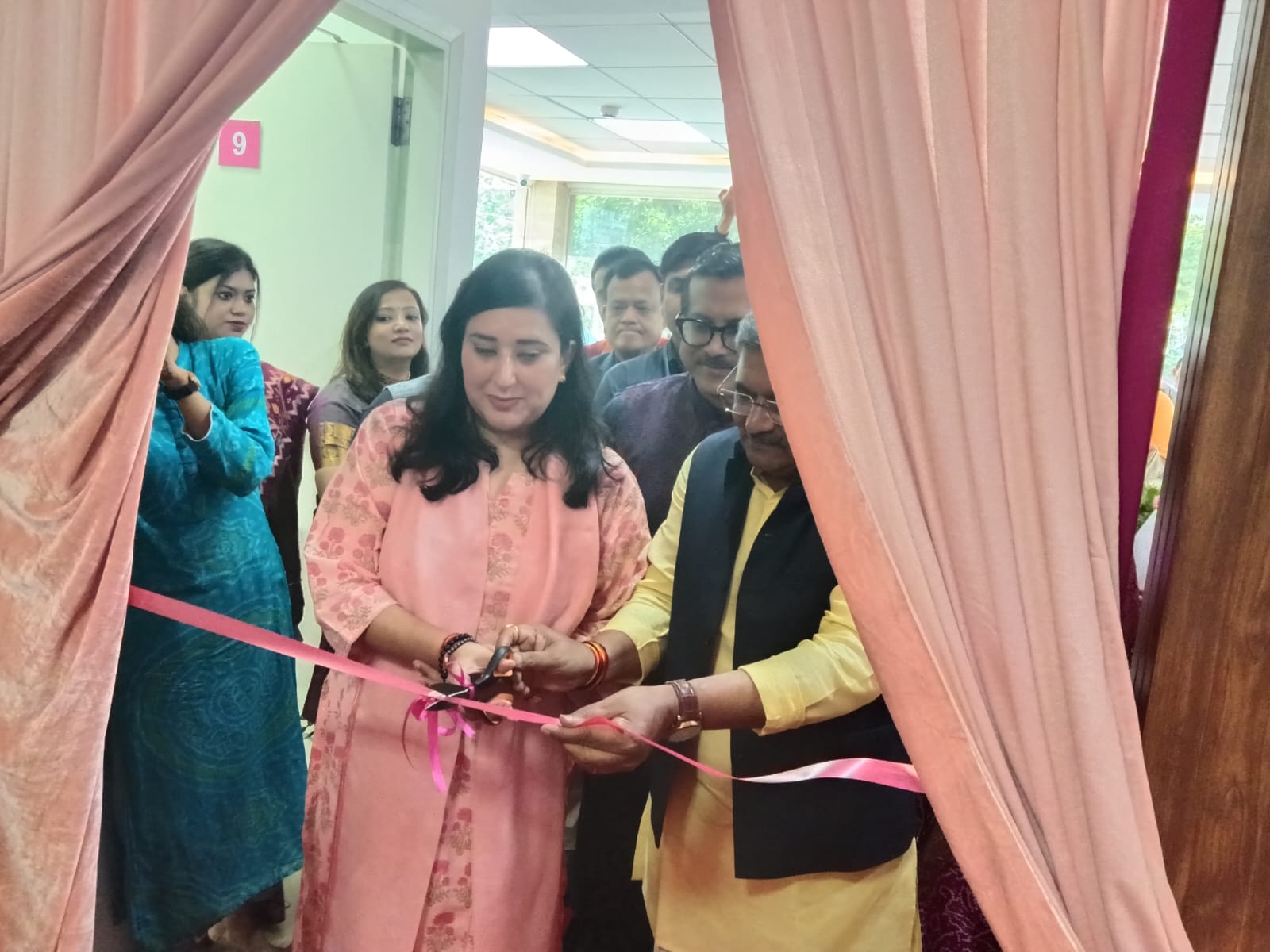 ‘SHE’ comes all the Way from Calcutta to Delhi to Care for Women’s Fertility