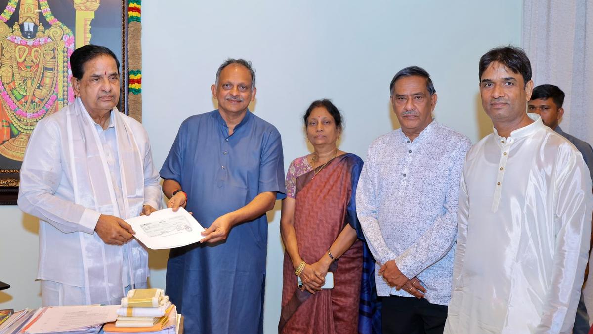 Hyderabad pharma firm executives donate ₹2 crore to TTD scheme in Tirumala